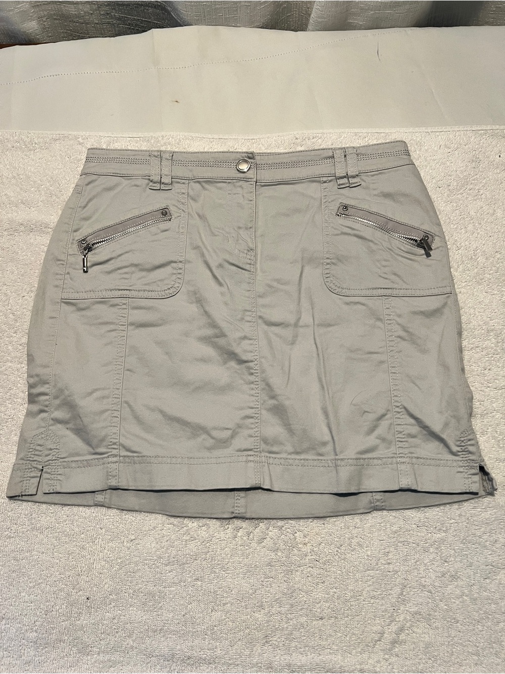 White House Black Market Light Gray Mini Skirt with Zip Pockets SIZE 6